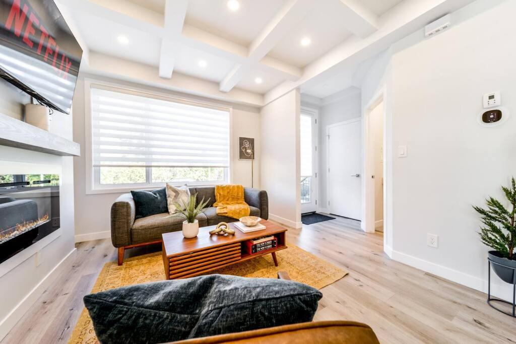 Modern Nordic Escape, 3Br Near Wem & Dt, Aircon & Fireplace, Wifi, Sleeps 6! Edmonton Exterior foto