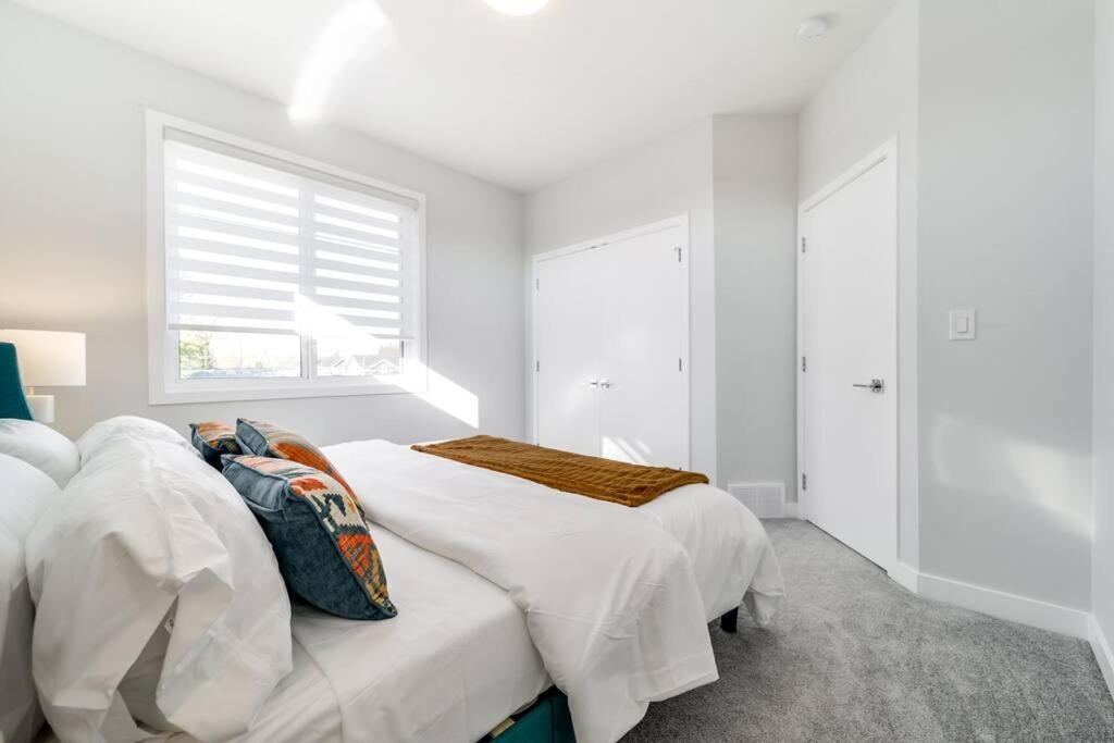 Modern Nordic Escape, 3Br Near Wem & Dt, Aircon & Fireplace, Wifi, Sleeps 6! Edmonton Exterior foto