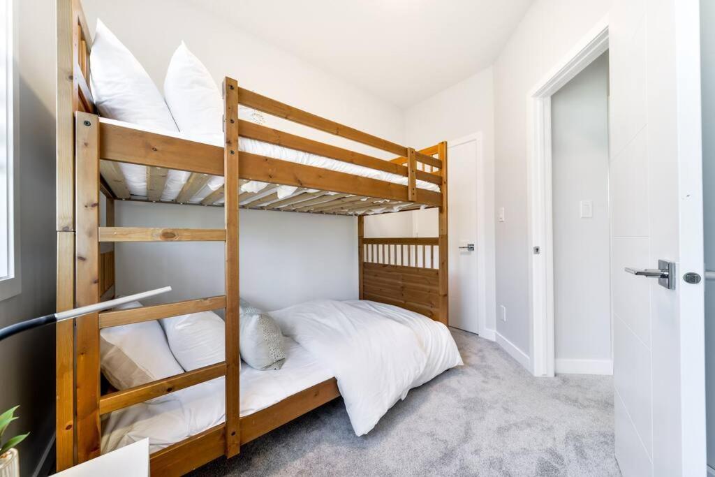 Modern Nordic Escape, 3Br Near Wem & Dt, Aircon & Fireplace, Wifi, Sleeps 6! Edmonton Exterior foto