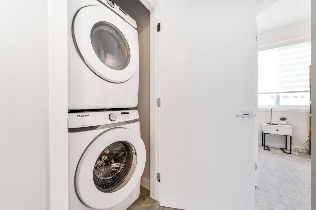 Modern Nordic Escape, 3Br Near Wem & Dt, Aircon & Fireplace, Wifi, Sleeps 6! Edmonton Exterior foto